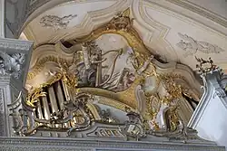 Stuckdekor und Fresko über der Orgelempore