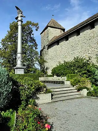 Der Pulverturm, links die polnische Freiheitssäule