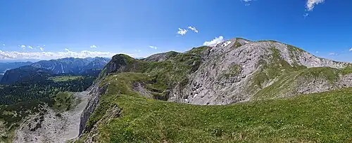 Die Gipfel von Hinterem (re.) und Vorderem Polster (li.), links die Sonnschienalm, dahinter Trenchtling und Griesmauer.