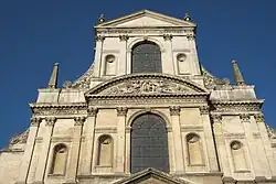 Segmentgiebel mit Relief