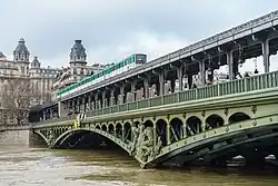 Hochbahnstrecke der Métro Paris über den Pont de Bir-Hakeim