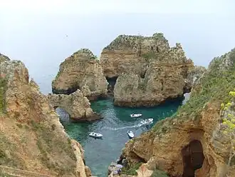 Ponta da Piedade, man sieht einige Motorboote für die Grottentouren
