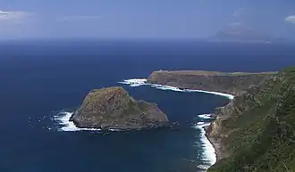 Ponta do Albarnaz (im Vordergrund die Insel Ilhéu de Maria Vaz, rechts im Hintergrund Corvo)