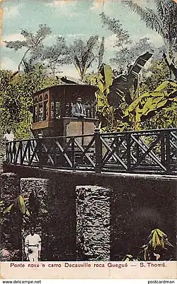 Personenwagen auf der neuen Brücke der Roça Guegué