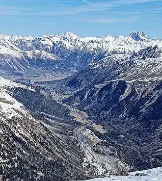 Sicht vom Munt Pers nach Nordwesten durch das Val Bernina auf Pontresina und Samedan.