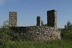 Horní Slavkov: gemauerter Richtplatz "Galgenberg" (šibeniční vrch) mit Portal, Stadtwappen und Jahreschronik für 1598. Datiert um 1500[10] Tschechien.