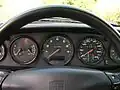 Drehzahlmesser in der Mitte, die traditionelle Anordnung von Porsche.