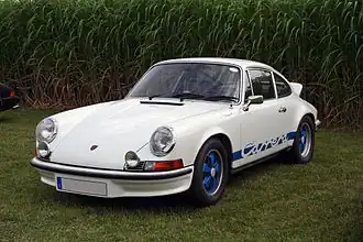 Porsche 911 Carrera RS 2.7 mit zusätzlich montierten Nebelscheinwerfern