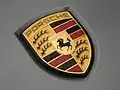 Porsche-Logo mit Hirschstangen und Farben Württembergs sowie dem Stuttgarter Rössle im Herzschild