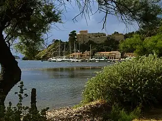 Der Hafen und die ehemalige Festung von Port-Cros
