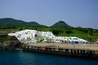 Hafen von Takara-jima mit Wandmalerei (Mai 2007)