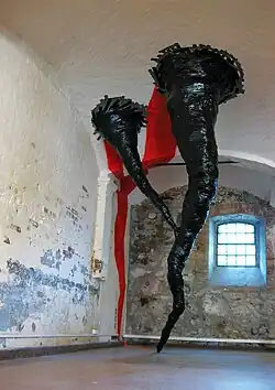 Foto von "Portable Tornado"- Tape Art Skulptur von Ostap