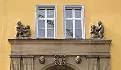 Schulportal mit Stadtwappen und figürlicher Gestaltung durch Otto Pilz