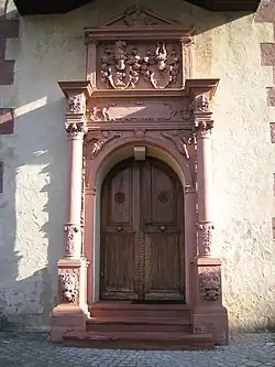Portal der Kirche mit Wappen der Familien Zobel und Echter