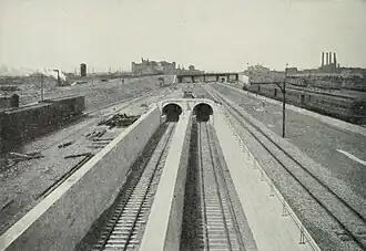Portale der Tunnelröhren B und D beim Sunnyside Yard