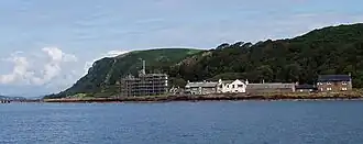 Gebäude und die eingerüstete Burgruine