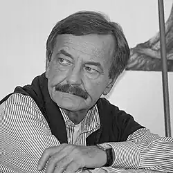 Porträt des Malers Rolf Gith in seinem Atelier