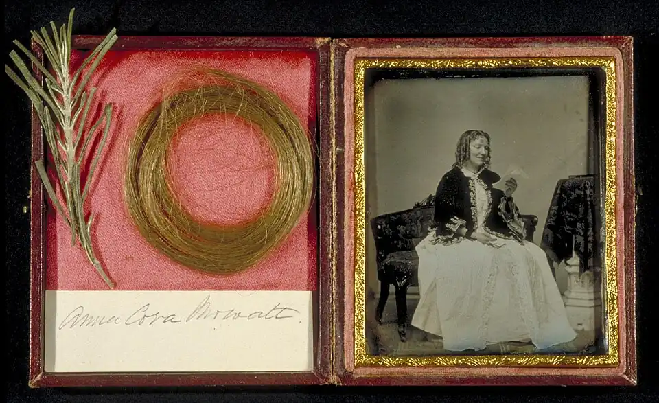 Geöffnetes Daguerreotypie-Etui mit einem Ganzkörperporträt der US-amerikanischen Autorin Anna Cora Mowatt Ritchie und Haarlocke, aphrodisierendem Rosmarinzweig sowie Originalunterschrift im linken Fach