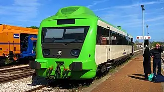 Ein Triebwagen des Typs CP–0350 bei km 39,3 am Bahnhof „Torre das Vargens“ auf der Linha do Leste