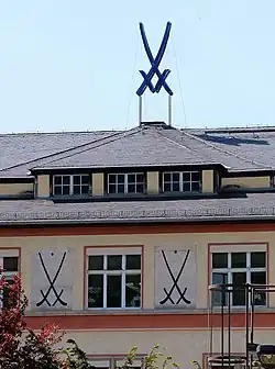 Wandbilder aus Porzellan an der Fassade der Manufaktur in Meißen