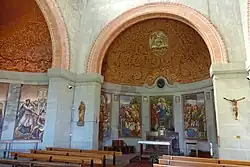Posieux – Chapelle votive du Sacré-Cœur de Jésus (Alphonse Andrey, 1911–1924): Innenansicht, mittlere Apsis mit Fresken (Oscar Cattani, 1923-1929-1931) und Altar