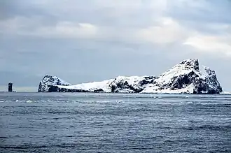 Possession Island mit Dickson&nbsp;Pillar (links)