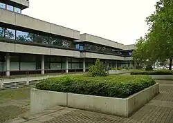 Fassade zur Celler Straße mit Begrünungskästen