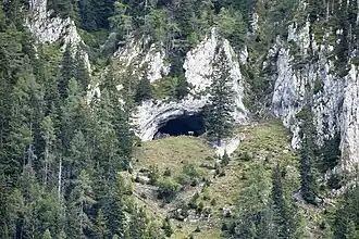 Das Höhlenportal von Podolševa aus gesehen