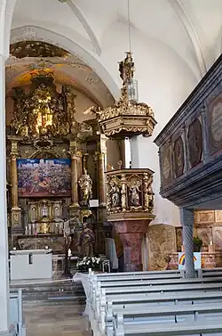 Blick nach Osten mit Kanzel und Empore