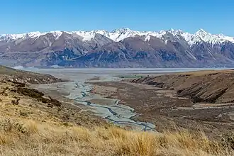 Blick nach Westen auf die Mündung des Potts River in den Rangitata River Hintergrund: Brabazon Range (links) Black Mountain Range (Mitte)