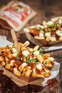 Poutine mit Cheese Curds und Gravy