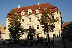 Drei-Mohren-Straße-Bismarckplatz (2012) Hoftor und Gebäude Erbprinzenpalais, ehemals Prüfeninger Hof