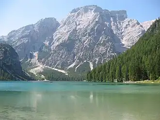 Nordwand des Seekofels über dem Pragser Wildsee