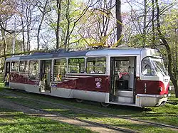 Nachträglich eingebauter Niederflurbereich bei einem T3R.PLF in Prag, hierzu wurde der ehemalige Tatra T3 um eine Fensterbreite verlängert