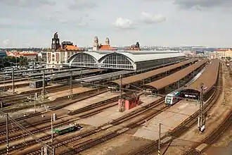 Bahnsteighalle mit Gleisfeld, links das alte Empfangsgebäude