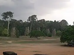 Blick von der Terrasse der Elefanten nach Nordost (links) und Südost (rechts)