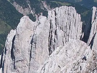 Links der Predigtstuhl-Nordgipfel, rechts daneben der Mittelgipfel, daneben die Botzongscharte, weiter rechts der Hauptgipfel, ganz rechts die Predigtstuhlscharte, Ansicht aus Westen