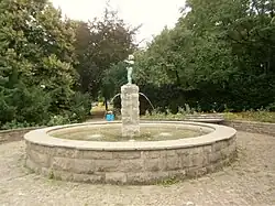 Brunnen Knabe mit Fisch an der Südwestecke Greifswalder Straße