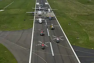 9 Luftfahrzeuge der US Coast Guard 2016 auf dem Manassas Regional Airport