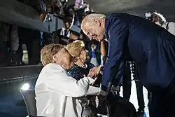 Joe Biden reicht den beiden betagten Frauen die Hand