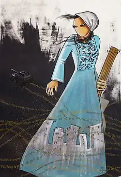 Stehende Frau als Graffiti gezeichnet mit einer in Blautönen gehaltenen Skyline auf dem Kleid. Die Figur trägt ein Kopftuch und Haare wehen daraus hervor. Sie hält eine Gitarre, die zum Großteil hinter ihrem Körper versteckt ist. Der Hintergrund ist zu zwei Dritteln düster. Es sind Panzer zu sehen, die helle Spuren in der Finsternis hinterlassen.