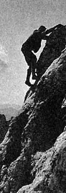 An einem Grat klettert Preuß und hebt sich klar gegen den Himmel ab