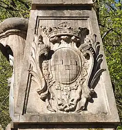 Preysingwappen mit St. Georgs-Kreuz des St. Georgs-Ritterorden (Ostseite)