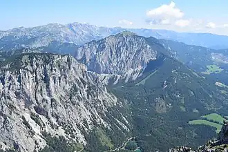 Blick vom Trenchtling nach Nordosten auf Pribitz (links) und Meßnerin (mittig), am unteren Bildrand der Grüne See