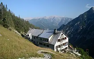 Blick über das Prielschutzhaus zur Warscheneckgruppe