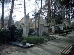 Priester-Gräberreihe; v. l. n. r. Göbel, Wüst, Gassner, Münch, Kuhn und Schanzenbach