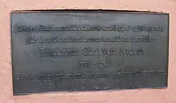 Die Gedenktafel zu Ehren des Staatsreformers Friedrich Karl von Moser in der Mitte des zweiseitigen Treppenaufgangs zur Westfassade