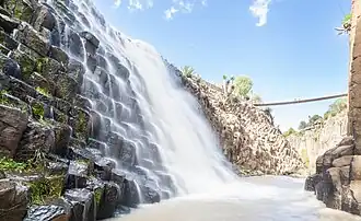 Schlucht mit Basaltsäulen und Wasserfall