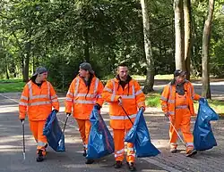 Die MitarbeiterInnen im Projekt „Clean Up“ reinigen einen Platz.