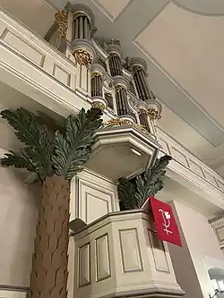 Übereinander angeordnete Kanzel und Orgel